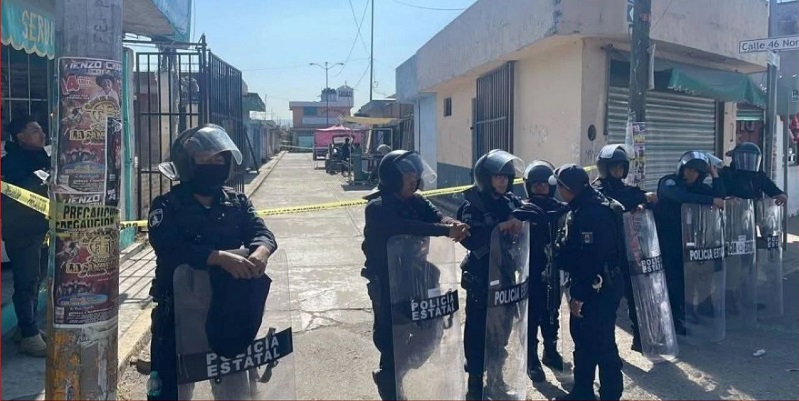 Policías resguardan inmediaciones del Mercado Morelos, en Puebla, durante cateos. Foto: Redes sociales