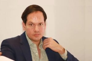 Además, es hijo de Antonio Kuri Alam, quien fue delegado del Infonavit de 2016 a 2023.