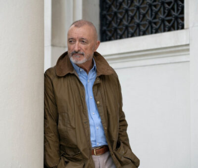 Imagen de archivo de Arturo Pérez-Reverte en el jardín de la Real Academia Española. / RAE