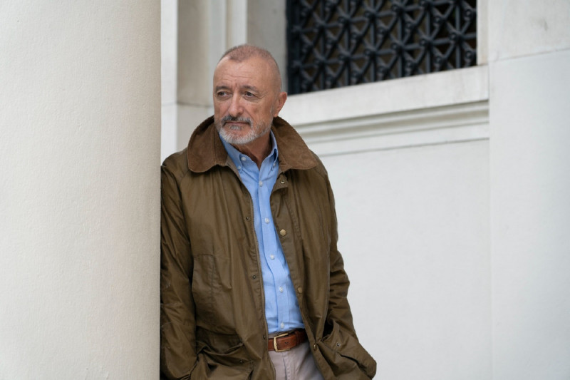 Imagen de archivo de Arturo Pérez-Reverte en el jardín de la Real Academia Española. / RAE