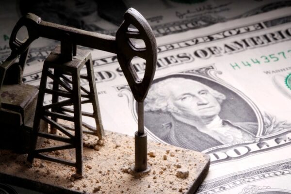 Los ⁠precios del petróleo subieron este lunes por encima de los 119 dólares por ⁠barril, alcanzando niveles no vistos desde mediados de 2022. Foto: Reuters