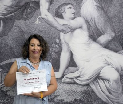 Doctora Yadira Navarro Rangel de la BUAP sosteniendo reconocimiento Créditos: BUAP