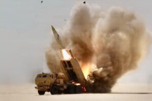 Esta foto del Ejército de Estados Unidos tomada el 2 de marzo de 2026 muestra un sistema de cohetes de artillería de alta movilidad M142 (HIMARS) realizando misiones de fuego real durante la Operación Furia Épica contra Irán. (AFP).