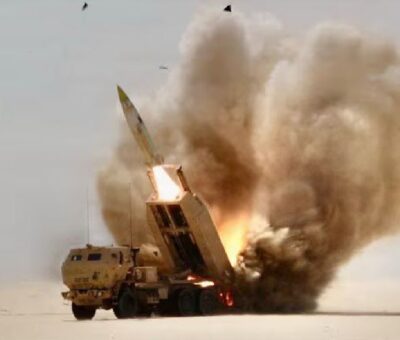 Esta foto del Ejército de Estados Unidos tomada el 2 de marzo de 2026 muestra un sistema de cohetes de artillería de alta movilidad M142 (HIMARS) realizando misiones de fuego real durante la Operación Furia Épica contra Irán. (AFP).