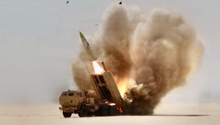 Esta foto del Ejército de Estados Unidos tomada el 2 de marzo de 2026 muestra un sistema de cohetes de artillería de alta movilidad M142 (HIMARS) realizando misiones de fuego real durante la Operación Furia Épica contra Irán. (AFP).