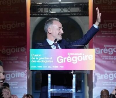 El candidato socialista francés a la alcaldía de París, Emmanuel Gregoire, celebra su victoria en la segunda vuelta de las elecciones municipales francesas en París, Francia. Crédito: AP