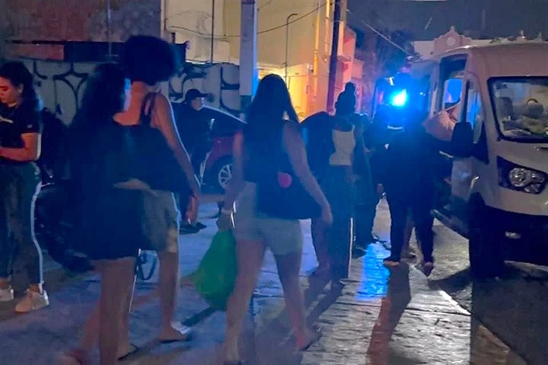 Un total de 39 mujeres presuntas víctimas de trata con fines de explotación sexual fueron rescatadas tras un cateo en Cancún, QR. Crédito: Especial