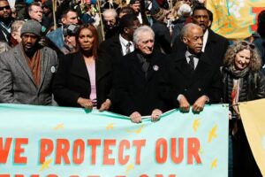 Miles de personas marchan en 50 estados de EU en contra de Donald Trump, con motivo de la tercera edición de las concentraciones 'No Kings'. Crédito: AP