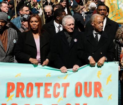 Miles de personas marchan en 50 estados de EU en contra de Donald Trump, con motivo de la tercera edición de las concentraciones 'No Kings'. Crédito: AP