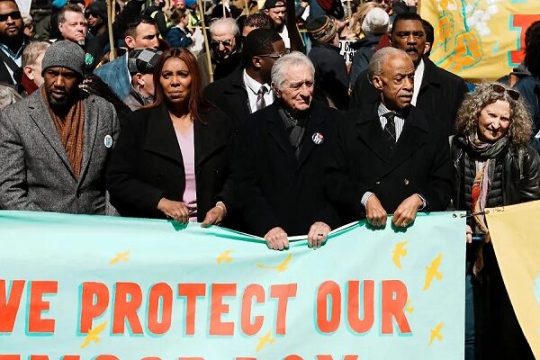 Miles de personas marchan en 50 estados de EU en contra de Donald Trump, con motivo de la tercera edición de las concentraciones 'No Kings'. Crédito: AP