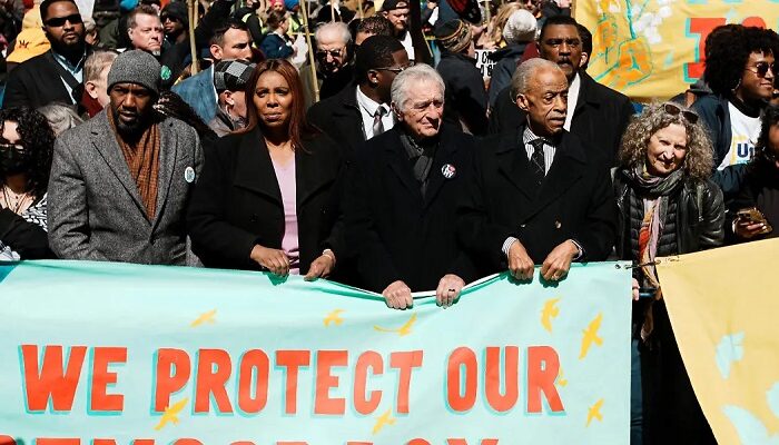 Miles de personas marchan en 50 estados de EU en contra de Donald Trump, con motivo de la tercera edición de las concentraciones 'No Kings'. Crédito: AP