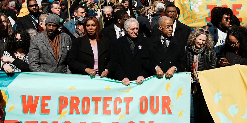 Miles de personas marchan en 50 estados de EU en contra de Donald Trump, con motivo de la tercera edición de las concentraciones 'No Kings'. Crédito: AP