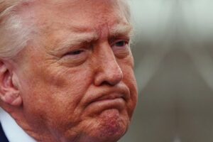 Reportaron fuentes anónimas a Reuters que se le ha aconsejado al presidente de EU, Donald Trump, buscar una salida rápida al conflicto con Irán y limitar el despliegue militar. Foto AP