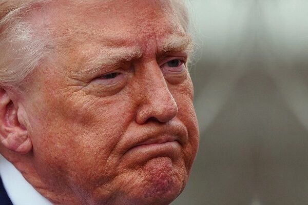 Reportaron fuentes anónimas a Reuters que se le ha aconsejado al presidente de EU, Donald Trump, buscar una salida rápida al conflicto con Irán y limitar el despliegue militar. Foto AP