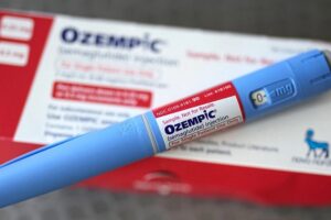 India se prepara para lanzar versiones genéricas y de bajo costo de medicamentos como el Ozempic, ante la expiración de la patente que protege a este conocido fármaco contra la obesidad. La imagen, de archivo. Foto AP