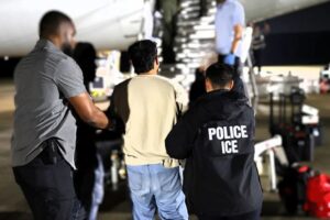 La SRE habló del endurecimiento de las políticas migratorias de la administración de Donald Trump, y de los 13 mexicanos que han perdido la vida bajo custodia del ICE. Foto: ICE GOV