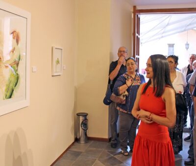 Corte del listón inaugural de la exposición “La que renace en las aguas”. (BUAP)