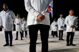 La Habana. Médicos cubanos, foto del 10 de febrero de 2023. Fotografía: Alexandre Meneghini / Reuters
