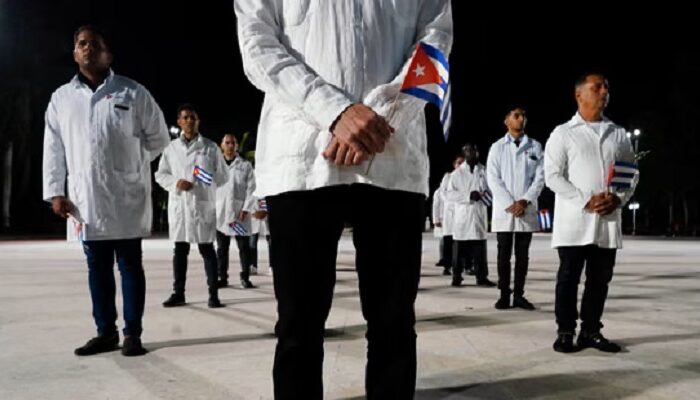 La Habana. Médicos cubanos, foto del 10 de febrero de 2023. Fotografía: Alexandre Meneghini / Reuters