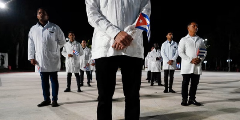 La Habana. Médicos cubanos, foto del 10 de febrero de 2023. Fotografía: Alexandre Meneghini / Reuters