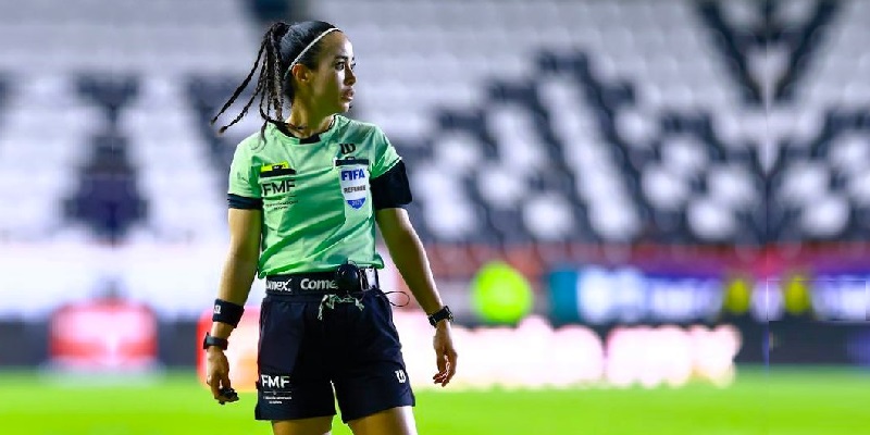 La árbitra mexicana Katia Itzel García Mendoza fue designada por la FIFA como parte del grupo de 52 silbantes que participarán en la Copa Mundial de 2026. FIFA Mexsport
