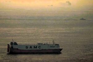 Mercantes navegan por el Golfo Pérsico hacia el Estrecho de Ormuz en Emiratos Árabes Unidos el 19 de marzo de 2026. Crédito: AP