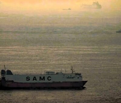 Mercantes navegan por el Golfo Pérsico hacia el Estrecho de Ormuz en Emiratos Árabes Unidos el 19 de marzo de 2026. Crédito: AP