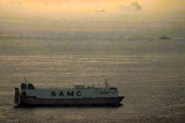 Mercantes navegan por el Golfo Pérsico hacia el Estrecho de Ormuz en Emiratos Árabes Unidos el 19 de marzo de 2026. Crédito: AP