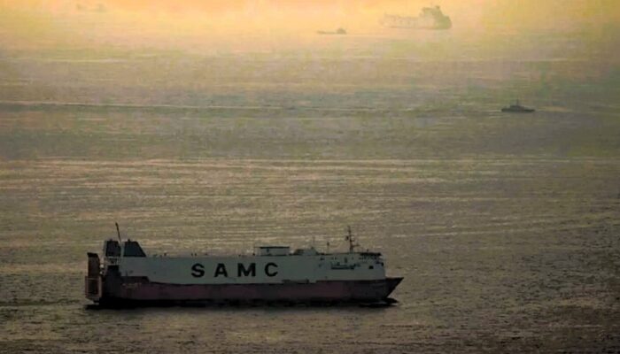 Mercantes navegan por el Golfo Pérsico hacia el Estrecho de Ormuz en Emiratos Árabes Unidos el 19 de marzo de 2026. Crédito: AP