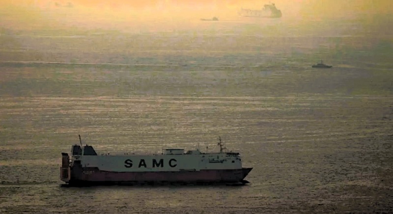 Mercantes navegan por el Golfo Pérsico hacia el Estrecho de Ormuz en Emiratos Árabes Unidos el 19 de marzo de 2026. Crédito: AP