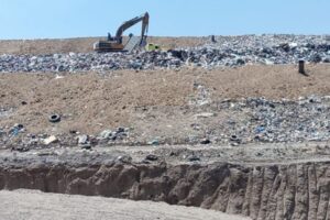 La empresa se comprometió a cubrir los desechos con una capa de 30 centímetros de tierra. Foto: Facebook / Unión De Pueblos Contra El Relleno Sanitario
