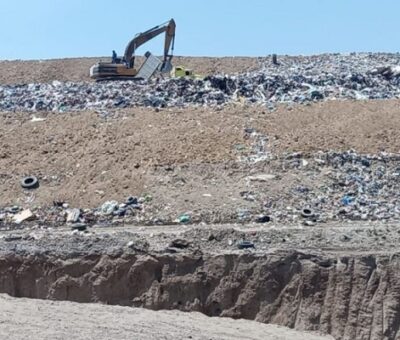 La empresa se comprometió a cubrir los desechos con una capa de 30 centímetros de tierra. Foto: Facebook / Unión De Pueblos Contra El Relleno Sanitario