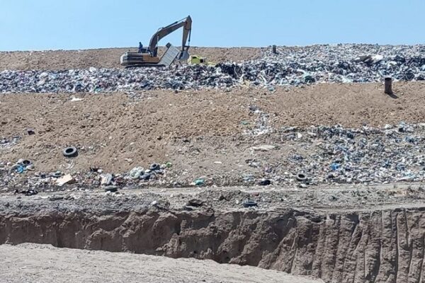 La empresa se comprometió a cubrir los desechos con una capa de 30 centímetros de tierra. Foto: Facebook / Unión De Pueblos Contra El Relleno Sanitario