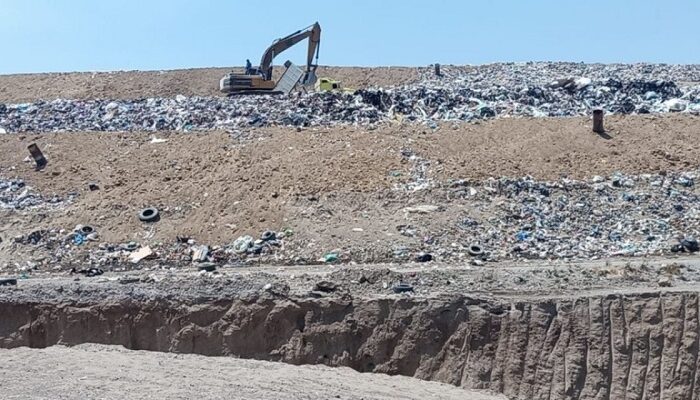 La empresa se comprometió a cubrir los desechos con una capa de 30 centímetros de tierra. Foto: Facebook / Unión De Pueblos Contra El Relleno Sanitario