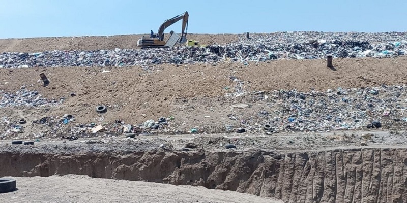 La empresa se comprometió a cubrir los desechos con una capa de 30 centímetros de tierra. Foto: Facebook / Unión De Pueblos Contra El Relleno Sanitario