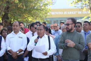 Catedráticos y trabajadores adheridos al Frente Democrático en Defensa de la Autonomía Universitaria de la Universidad Autónoma Benito Juárez de Oaxaca (UABJO) durante una conferencia de prensa realizada en el acceso principal del campus universitario. Foto Jorge A. Pérez Alfonso