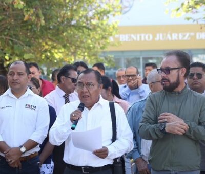 Catedráticos y trabajadores adheridos al Frente Democrático en Defensa de la Autonomía Universitaria de la Universidad Autónoma Benito Juárez de Oaxaca (UABJO) durante una conferencia de prensa realizada en el acceso principal del campus universitario. Foto Jorge A. Pérez Alfonso