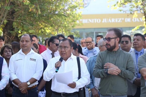 Catedráticos y trabajadores adheridos al Frente Democrático en Defensa de la Autonomía Universitaria de la Universidad Autónoma Benito Juárez de Oaxaca (UABJO) durante una conferencia de prensa realizada en el acceso principal del campus universitario. Foto Jorge A. Pérez Alfonso