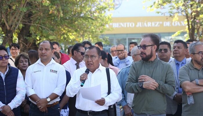 Catedráticos y trabajadores adheridos al Frente Democrático en Defensa de la Autonomía Universitaria de la Universidad Autónoma Benito Juárez de Oaxaca (UABJO) durante una conferencia de prensa realizada en el acceso principal del campus universitario. Foto Jorge A. Pérez Alfonso