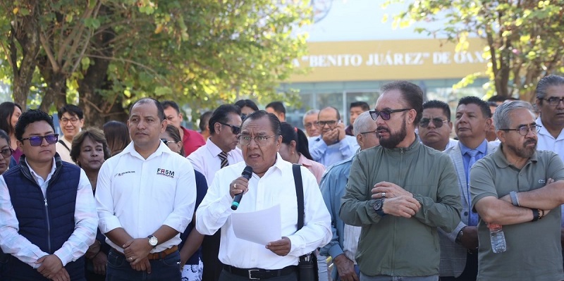 Catedráticos y trabajadores adheridos al Frente Democrático en Defensa de la Autonomía Universitaria de la Universidad Autónoma Benito Juárez de Oaxaca (UABJO) durante una conferencia de prensa realizada en el acceso principal del campus universitario. Foto Jorge A. Pérez Alfonso