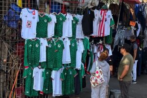 Venta de playeras de la selección mexicana de futbol en el Mercado de Sonora, en la alcaldía Venustiano Carranza, el 25 de abril de 2026. Foto María Luisa Severiano