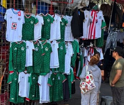 Venta de playeras de la selección mexicana de futbol en el Mercado de Sonora, en la alcaldía Venustiano Carranza, el 25 de abril de 2026. Foto María Luisa Severiano