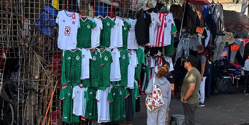 Venta de playeras de la selección mexicana de futbol en el Mercado de Sonora, en la alcaldía Venustiano Carranza, el 25 de abril de 2026. Foto María Luisa Severiano