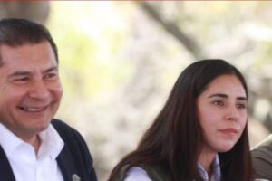 El gobernador Alejandro Armenta y la hoy exsecretaria. Foto: Facebook Mayra Orellana Caballero