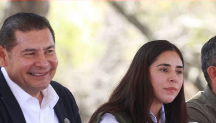 El gobernador Alejandro Armenta y la hoy exsecretaria. Foto: Facebook Mayra Orellana Caballero