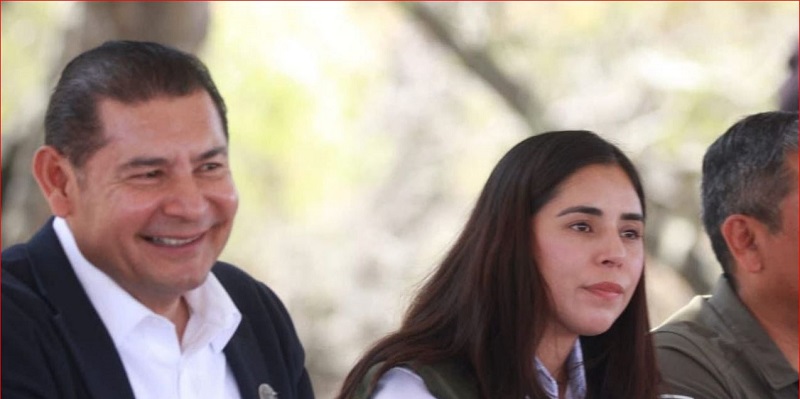 El gobernador Alejandro Armenta y la hoy exsecretaria. Foto: Facebook Mayra Orellana Caballero