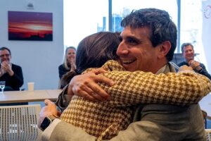 El periodista de Reuters Mike Spector celebrando su premio Pulitzer por Reportaje Nacional. / Foto: Reuters
