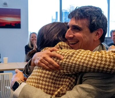 El periodista de Reuters Mike Spector celebrando su premio Pulitzer por Reportaje Nacional. / Foto: Reuters