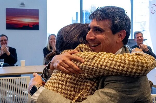 El periodista de Reuters Mike Spector celebrando su premio Pulitzer por Reportaje Nacional. / Foto: Reuters