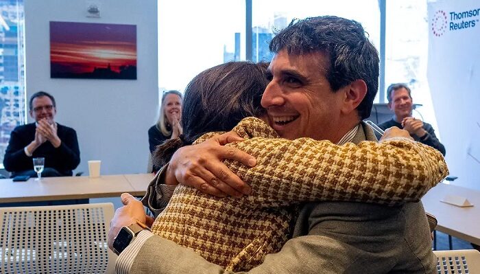El periodista de Reuters Mike Spector celebrando su premio Pulitzer por Reportaje Nacional. / Foto: Reuters
